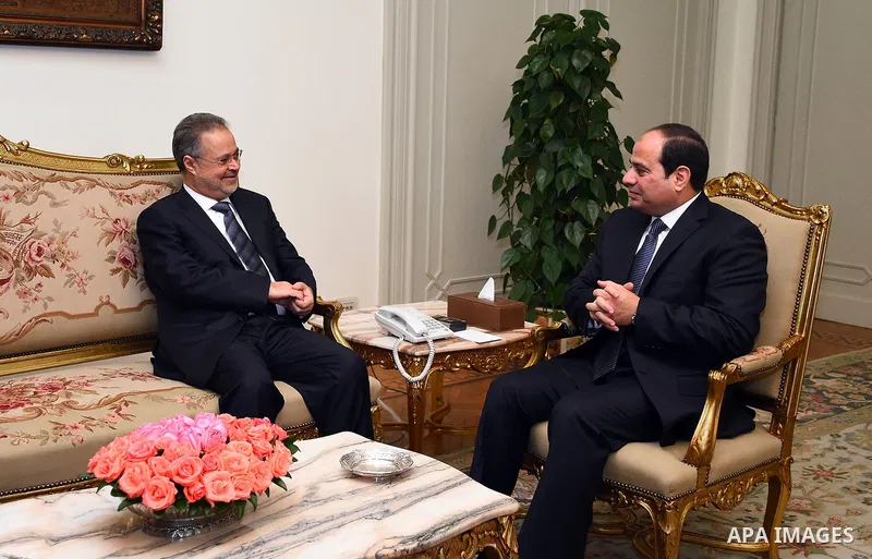 Egyptian President Abdel Fattah al-Sisi meets with Deputy Prime Minister and Minister of Foreign Affairs of the Republic of Yemen, Abdul-Malik al-Mikhlafi, in Cairo on Dec. 24, 2015. Photo by Egyptian President Office