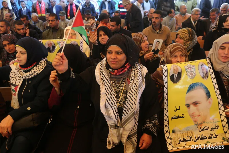 Palestinians take part in a protest demanding release the prisoners in Israeli jails, in front of Red cross office, in Gaza city, on December 28, 2015. Photo by Mohammed Asad