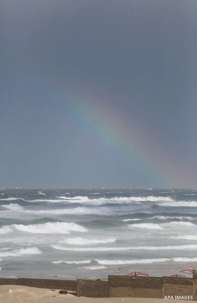 A rainbow shines Above of beach of Gaza city on the first day of the new year on Jan. 01, 2016. Photo by Mohammed Asad