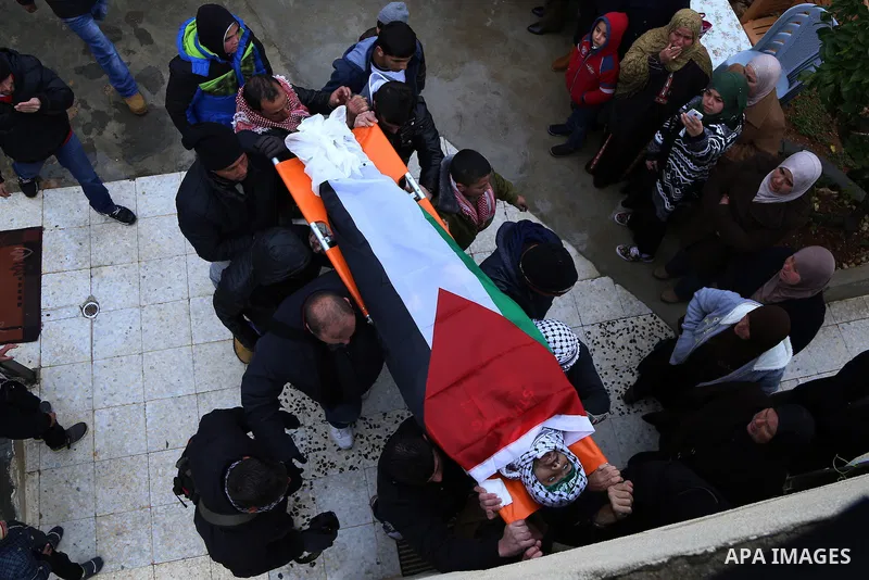 Mourners carry the bodies of Anas Hammad and Mohammed Ayyad, who allegedly carried out attacks against Israelis, during her funeral in the occupied West Bank village of Silwad, northeast of Ramallah, on January 3, 2016....