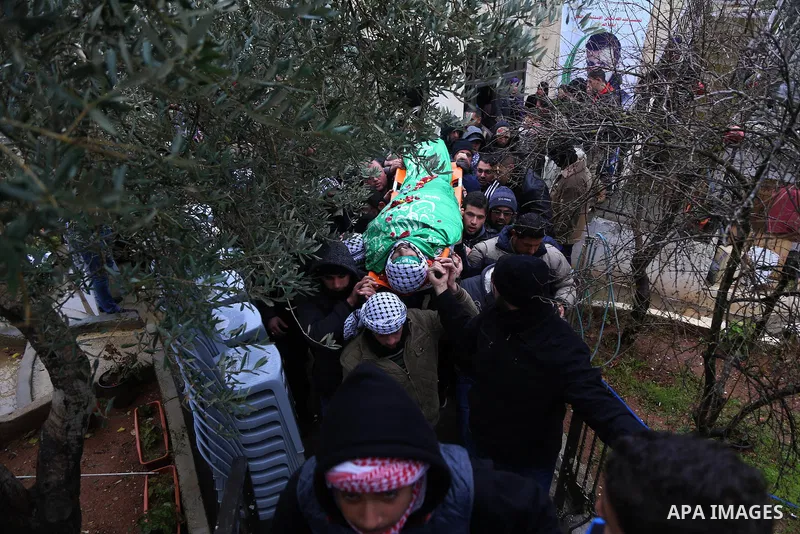 Mourners carry the bodies of Anas Hammad and Mohammed Ayyad, who allegedly carried out attacks against Israelis, during her funeral in the occupied West Bank village of Silwad, northeast of Ramallah, on January 3, 2016....