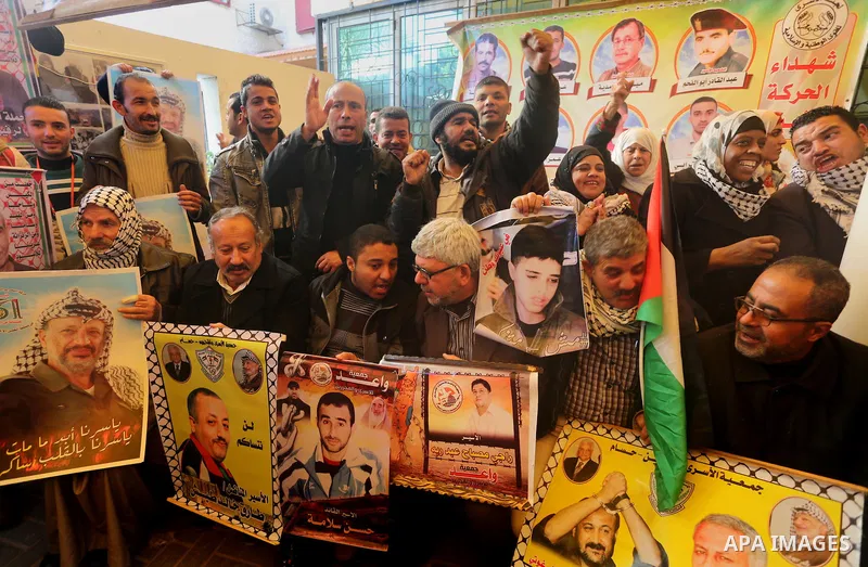 Palestinians take part in a protest demanding release the prisoners in Israeli jails, in front of Red cross office, in Gaza city, on January 4, 2016. Photo by Mohammed Asad