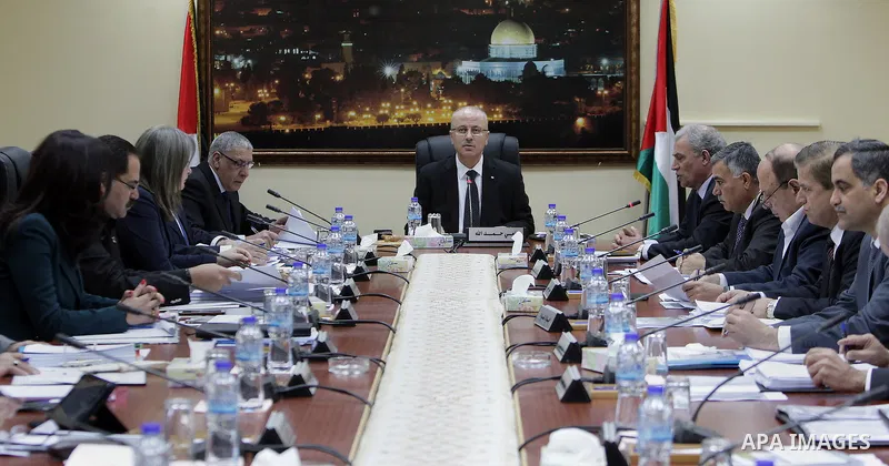 Palestinian Prime Minister Rami Hamdallah chairs a meeting of council ministers, in the West Bank city of Ramallah, on Jan. 05, 2016. Photo by Prime Minister Office