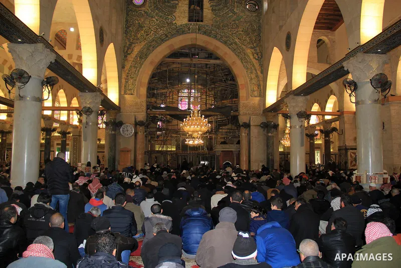 Palestinian Muslim worshipers attend Friday prayers inside al-Aqsa mosque, Islam's third holiest site, in Jerusalem's Old city on Jan. 08, 2016. Photo by Mahfouz Abu Turk