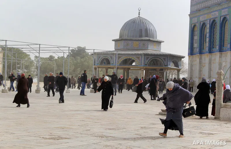 Palestinian Muslim worshipers walk in front of the Dome of the Rock mosque following Friday prayers at al-Aqsa mosque, Islam's third holiest site, in Jerusalem's Old city on Jan. 08, 2016. Photo by Mahfouz Abu Turk