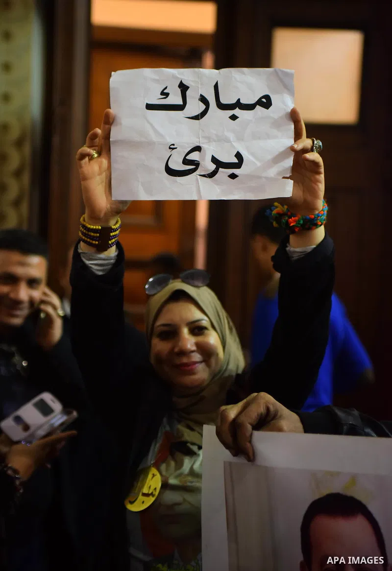 Egyptian supporters of ousted president Hosni Mubarak react inside the courtroom in Cairo on January 9, 2016, after top appeals court upheld upheld a three-year prison sentence for Mubarak and his two sons for corruption...