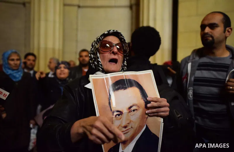 Egyptian supporters of ousted president Hosni Mubarak react inside the courtroom in Cairo on January 9, 2016, after top appeals court upheld upheld a three-year prison sentence for Mubarak and his two sons for corruption...