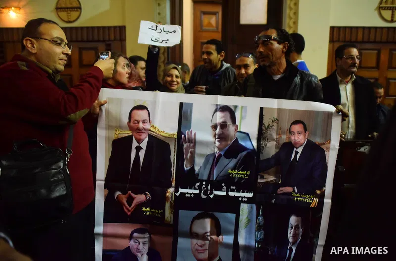 Egyptian supporters of ousted president Hosni Mubarak react inside the courtroom in Cairo on January 9, 2016, after top appeals court upheld upheld a three-year prison sentence for Mubarak and his two sons for corruption...