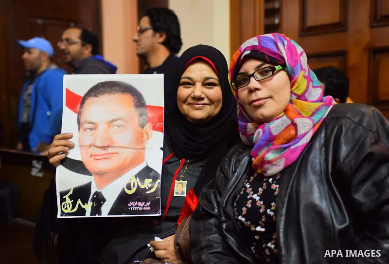 Egyptian supporters of ousted president Hosni Mubarak react inside the courtroom in Cairo on January 9, 2016, after top appeals court upheld upheld a three-year prison sentence for Mubarak and his two sons for corruption...