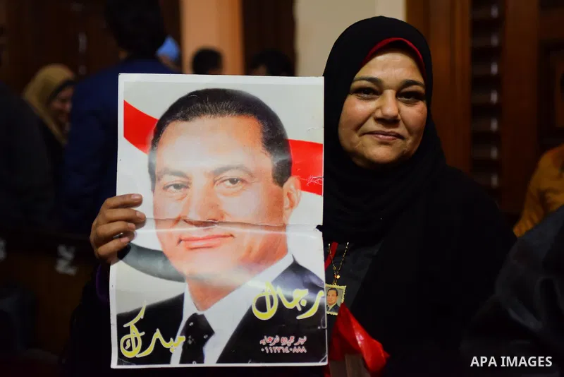 Egyptian supporters of ousted president Hosni Mubarak react inside the courtroom in Cairo on January 9, 2016, after top appeals court upheld upheld a three-year prison sentence for Mubarak and his two sons for corruption...