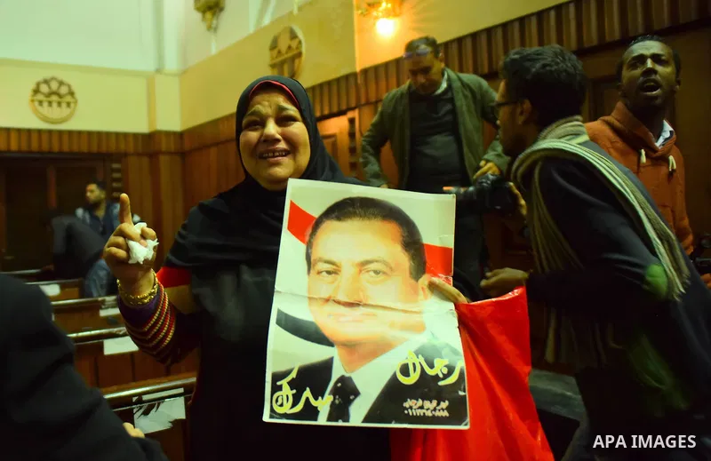 Egyptian supporters of ousted president Hosni Mubarak react inside the courtroom in Cairo on January 9, 2016, after top appeals court upheld upheld a three-year prison sentence for Mubarak and his two sons for corruption...