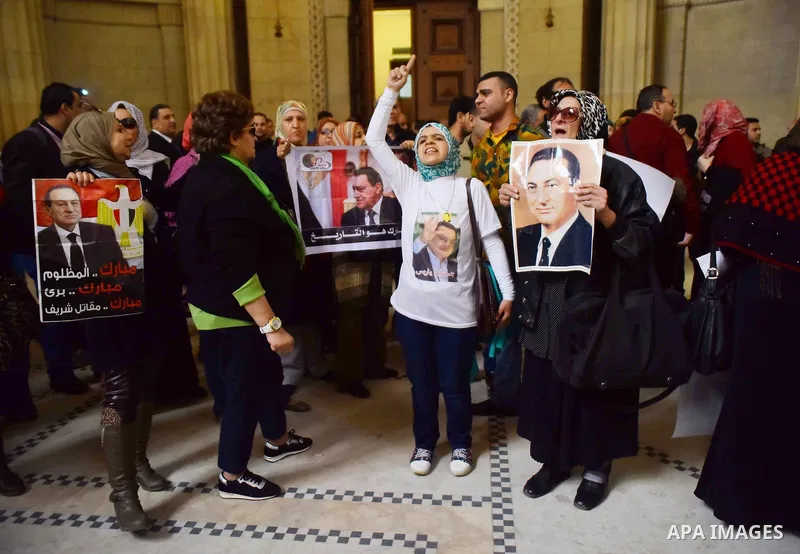 Egyptian supporters of ousted president Hosni Mubarak react inside the courtroom in Cairo on January 9, 2016, after top appeals court upheld upheld a three-year prison sentence for Mubarak and his two sons for corruption...