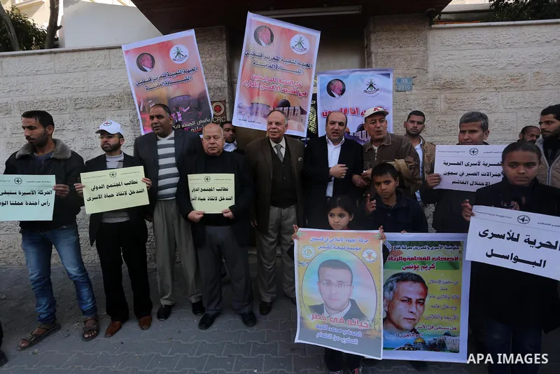 Palestinians take part in a protest demanding release the prisoners in Israeli jails, in front of Red cross office, in Gaza city, on January 11, 2016. Photo by Mohammed Asad