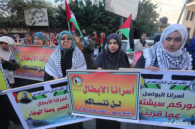 Palestinians take part in a protest demanding release the prisoners in Israeli jails, in front of Red cross office, in Gaza city, on January 11, 2016. Photo by Mohammed Asad