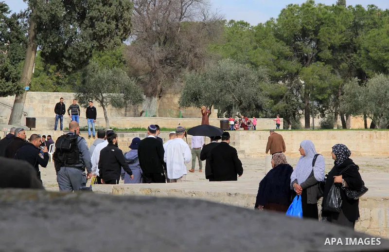 Jewish settlers walk protected by Israeli security forces near Jerusalem's Dome of the Rock mosque in the Al-Aqsa mosque compound on Jan. 11, 2016. Photo by Mahfouz Abu Turk