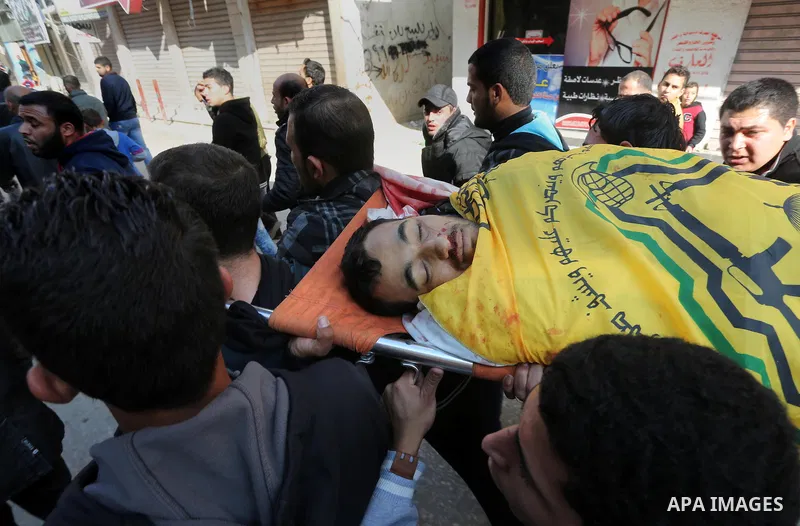 Mourners carry the body of Palestinian militant Mussa Zeater, who was killed in an attack by an Israeli aircraft, during his funeral in the northern Gaza Strip January 13, 2016. The Israeli aircraft attacked a group of P...