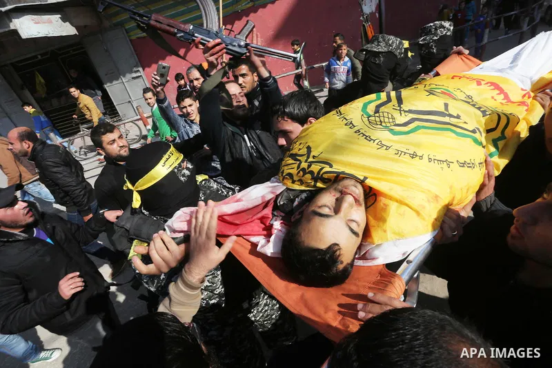 Mourners carry the body of Palestinian militant Mussa Zeater, who was killed in an attack by an Israeli aircraft, during his funeral in the northern Gaza Strip January 13, 2016. The Israeli aircraft attacked a group of P...