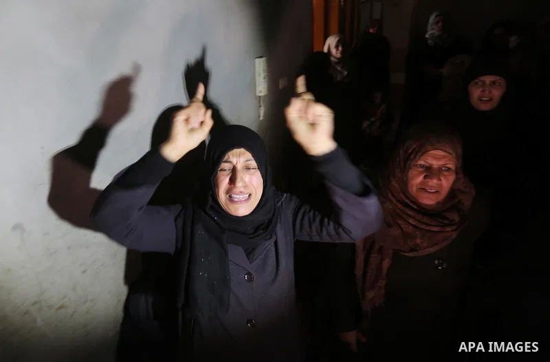Relatives of Palestinian Mussa Zeater, who was killed in an attack by an Israeli aircraft, mourn during his funeral in the northern Gaza Strip January 13, 2016. The Israeli aircraft attacked a group of Palestinians in th...