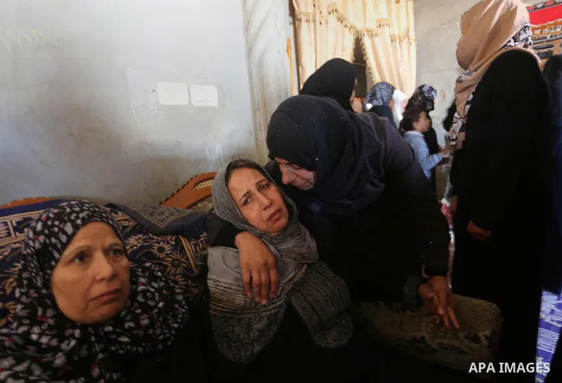 Relatives of Palestinian Mussa Zeater, who was killed in an attack by an Israeli aircraft, mourn during his funeral in the northern Gaza Strip January 13, 2016. The Israeli aircraft attacked a group of Palestinians in th...