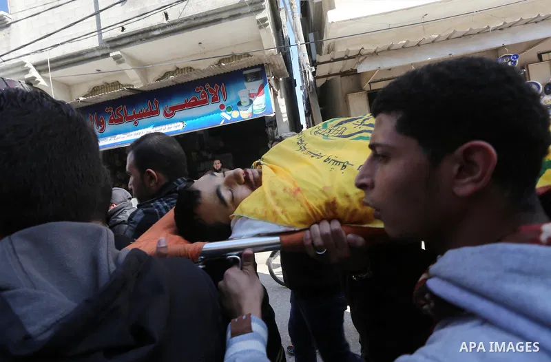 Mourners carry the body of Palestinian militant Mussa Zeater, who was killed in an attack by an Israeli aircraft, during his funeral in the northern Gaza Strip January 13, 2016. The Israeli aircraft attacked a group of P...