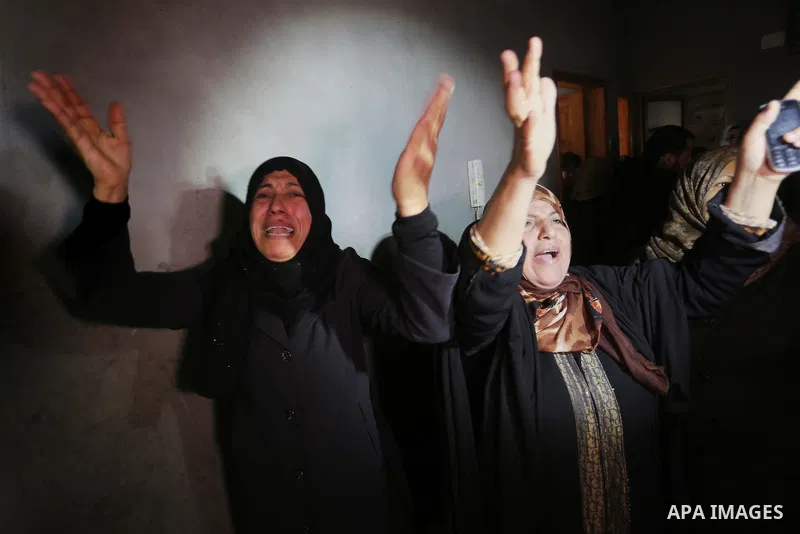 Relatives of Palestinian Mussa Zeater, who was killed in an attack by an Israeli aircraft, mourn during his funeral in the northern Gaza Strip January 13, 2016. The Israeli aircraft attacked a group of Palestinians in th...