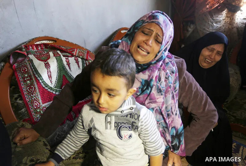 Relatives of Palestinian Mussa Zeater, who was killed in an attack by an Israeli aircraft, mourn during his funeral in the northern Gaza Strip January 13, 2016. The Israeli aircraft attacked a group of Palestinians in th...