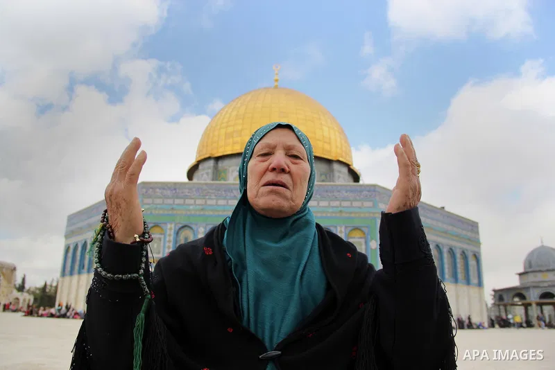 Palestinian Muslim worshipers attend Friday prayers in front of the Dome of the Rock mosque at al-Aqsa mosque compound, Islam's third holiest site, in Jerusalem's Old city on Jan. 15, 2016. Photo by Mahfouz Abu Turk