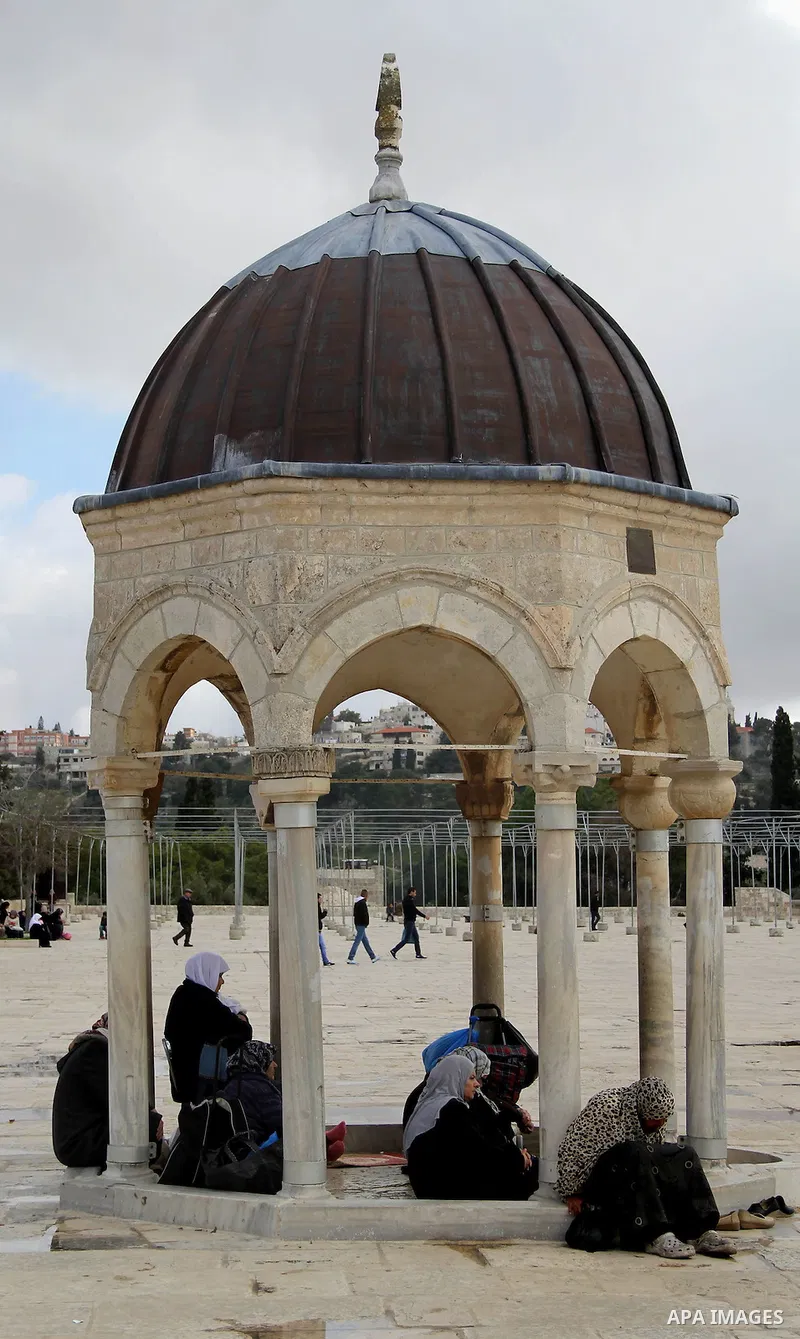 Palestinian Muslim worshipers attend Friday prayers in front of the Dome of the Rock mosque at al-Aqsa mosque compound, Islam's third holiest site, in Jerusalem's Old city on Jan. 15, 2016. Photo by Mahfouz Abu Turk