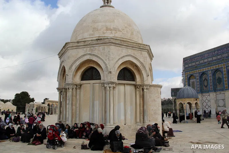 Palestinian Muslim worshipers attend Friday prayers in front of the Dome of the Rock mosque at al-Aqsa mosque compound, Islam's third holiest site, in Jerusalem's Old city on Jan. 15, 2016. Photo by Mahfouz Abu Turk