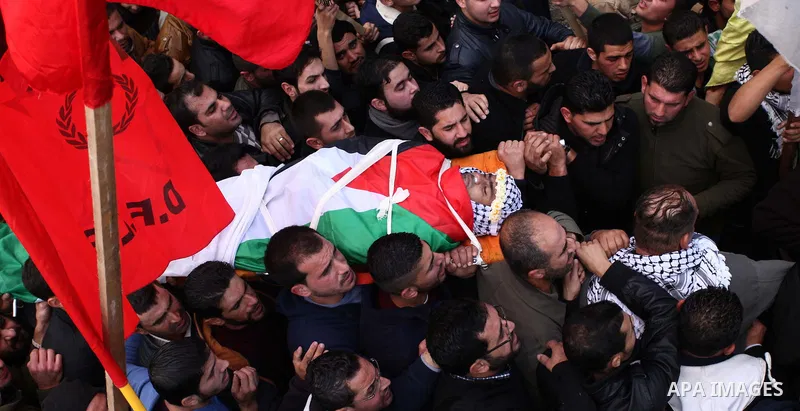 Palestinian mourners carry the body of Haytham Yassin during his funeral in the village of Assira al-Shamaliya near Nablus, in the Israeli-occupied West Bank, on January 15, 2016. The Palestinian man stabbed an Israeli s...