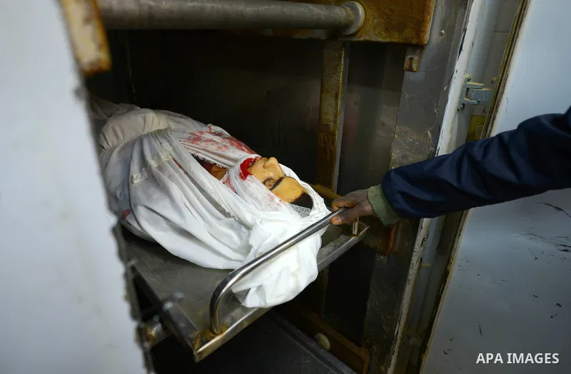 Relatives of Palestinian Mohammed Abu Zayed,who died after being shot in the neck by Israeli security forces at a protest, mourn over his body at a morgue in the central Gaza Strip January 15, 2016. A Palestinian was sho...