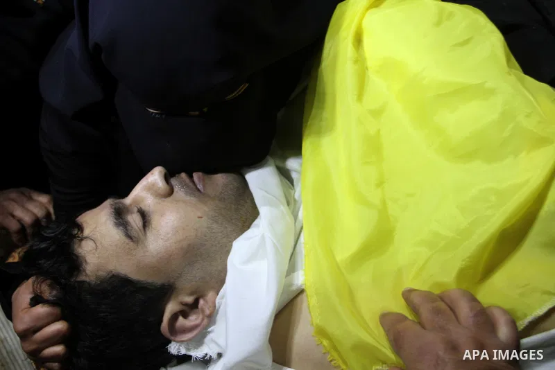 Relatives mourn during the funeral of Mohammed Qita in Khan Yunis in the southern Gaza Strip on January 16, 2016. Two Palestinians were shot dead by Israeli forces during protests along the border with Gaza on January 15...