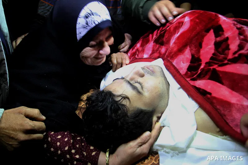 Relatives mourn during the funeral of Mohammed Qita in Khan Yunis in the southern Gaza Strip on January 16, 2016. Two Palestinians were shot dead by Israeli forces during protests along the border with Gaza on January 15...