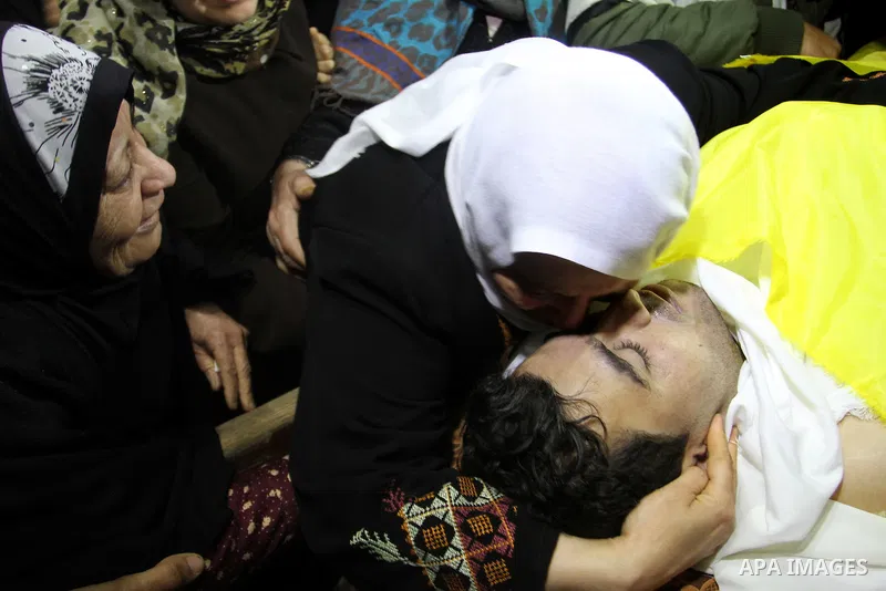 Relatives mourn during the funeral of Mohammed Qita in Khan Yunis in the southern Gaza Strip on January 16, 2016. Two Palestinians were shot dead by Israeli forces during protests along the border with Gaza on January 15...