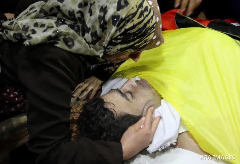 Relatives mourn during the funeral of Mohammed Qita in Khan Yunis in the southern Gaza Strip on January 16, 2016. Two Palestinians were shot dead by Israeli forces during protests along the border with Gaza on January 15...