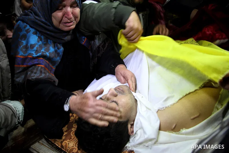 Relatives mourn during the funeral of Mohammed Qita in Khan Yunis in the southern Gaza Strip on January 16, 2016. Two Palestinians were shot dead by Israeli forces during protests along the border with Gaza on January 15...