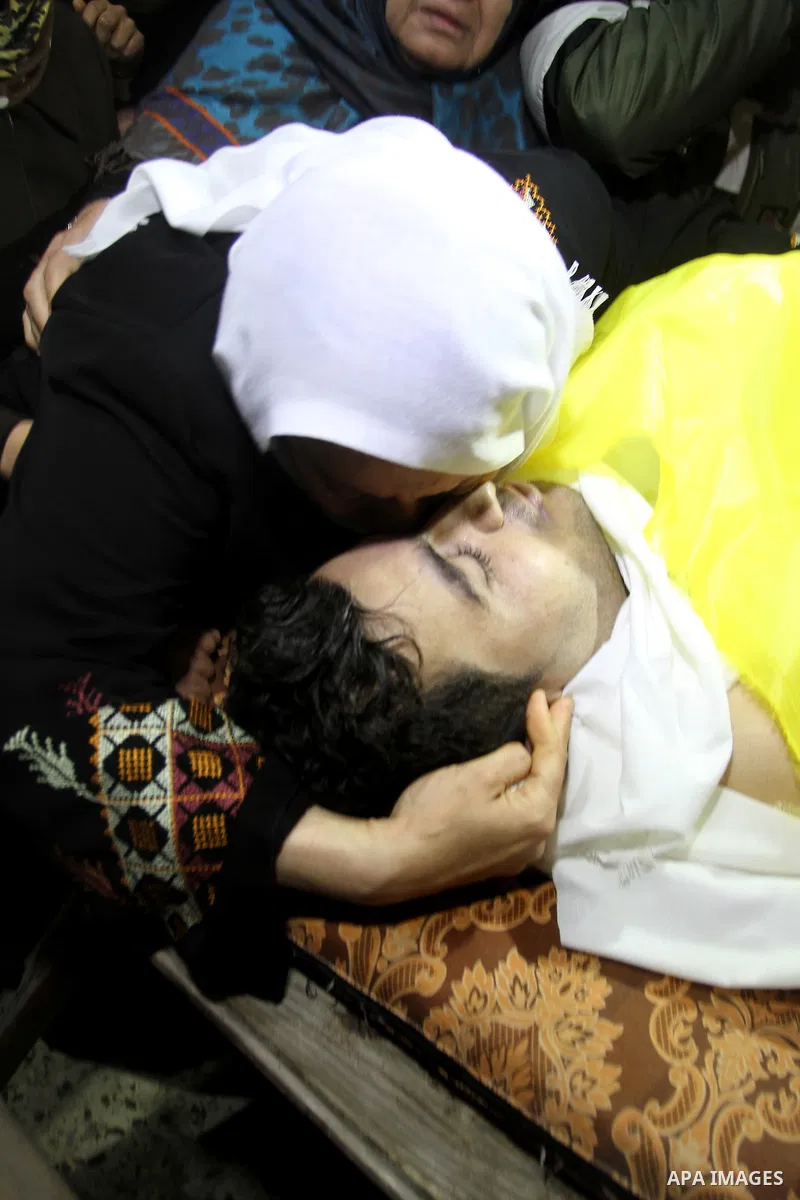 Relatives mourn during the funeral of Mohammed Qita in Khan Yunis in the southern Gaza Strip on January 16, 2016. Two Palestinians were shot dead by Israeli forces during protests along the border with Gaza on January 15...