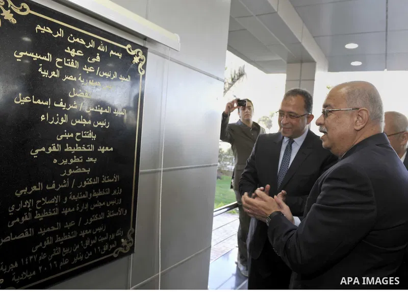 Egyptian Prime Minister, Ismail Sharif, visits the Ministry of Planning, in Cairo, Egypt, o January 16, 2016. Photo by Stringer