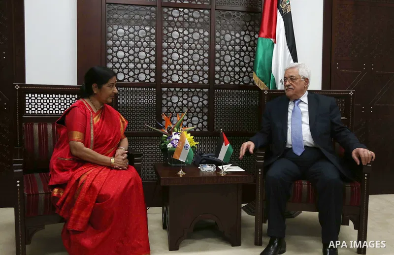 Palestinian President Mahmoud Abbas (R) meets with Indian Foreign Minister Sushma Swaraj in the West Bank city of Ramallah January 17, 2016. Photo by Shadi Hatem