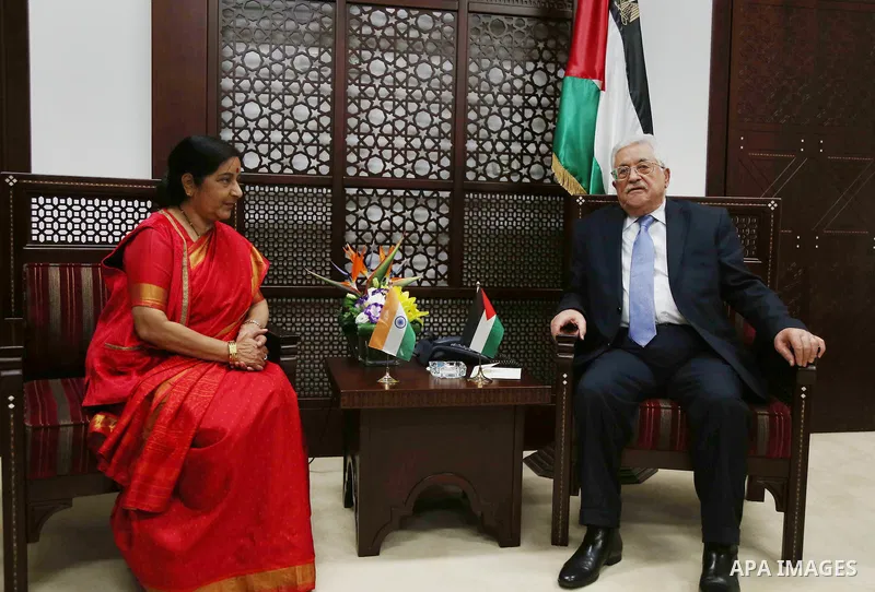 Palestinian President Mahmoud Abbas (R) meets with Indian Foreign Minister Sushma Swaraj in the West Bank city of Ramallah January 17, 2016. Photo by Shadi Hatem