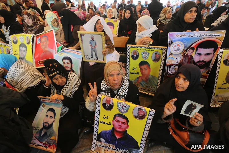 Palestinians take part in a protest demanding release the prisoners in Israeli jails, in front of Red cross office, in Gaza city, on January 18, 2016. Photo by Mohammed Asad