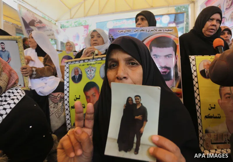 Palestinians take part in a protest demanding release the prisoners in Israeli jails, in front of Red cross office, in Gaza city, on January 18, 2016. Photo by Mohammed Asad