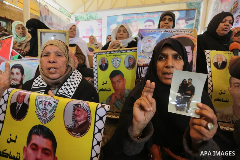 Palestinians take part in a protest demanding release the prisoners in Israeli jails, in front of Red cross office, in Gaza city, on January 18, 2016. Photo by Mohammed Asad