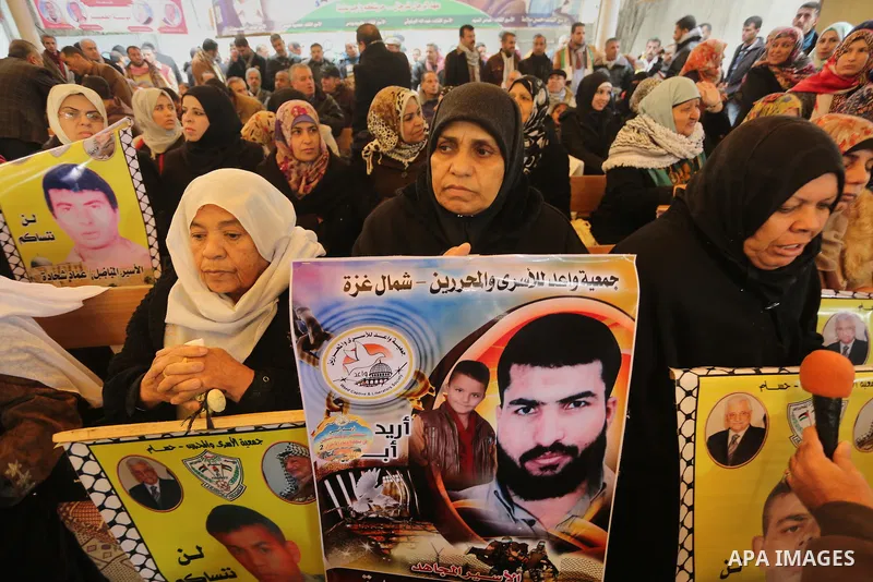 Palestinians take part in a protest demanding release the prisoners in Israeli jails, in front of Red cross office, in Gaza city, on January 18, 2016. Photo by Mohammed Asad