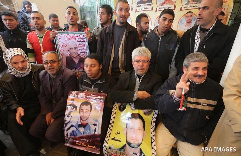 Palestinians take part in a protest demanding release the prisoners in Israeli jails, in front of Red cross office, in Gaza city, on January 18, 2016. Photo by Mohammed Asad
