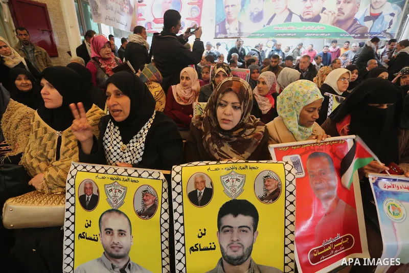 Palestinians take part in a protest demanding release the prisoners in Israeli jails, in front of Red cross office, in Gaza city, on January 18, 2016. Photo by Mohammed Asad