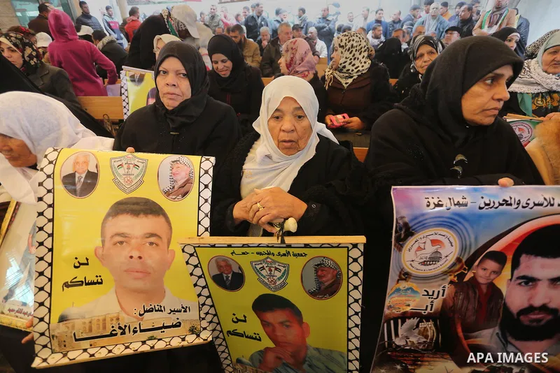 Palestinians take part in a protest demanding release the prisoners in Israeli jails, in front of Red cross office, in Gaza city, on January 18, 2016. Photo by Mohammed Asad