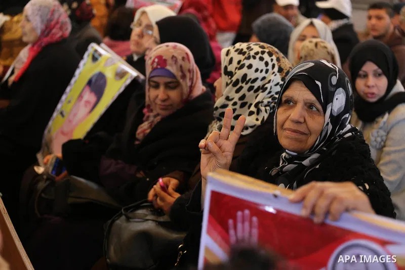 Palestinians take part in a protest demanding release the prisoners in Israeli jails, in front of Red cross office, in Gaza city, on January 18, 2016. Photo by Mohammed Asad