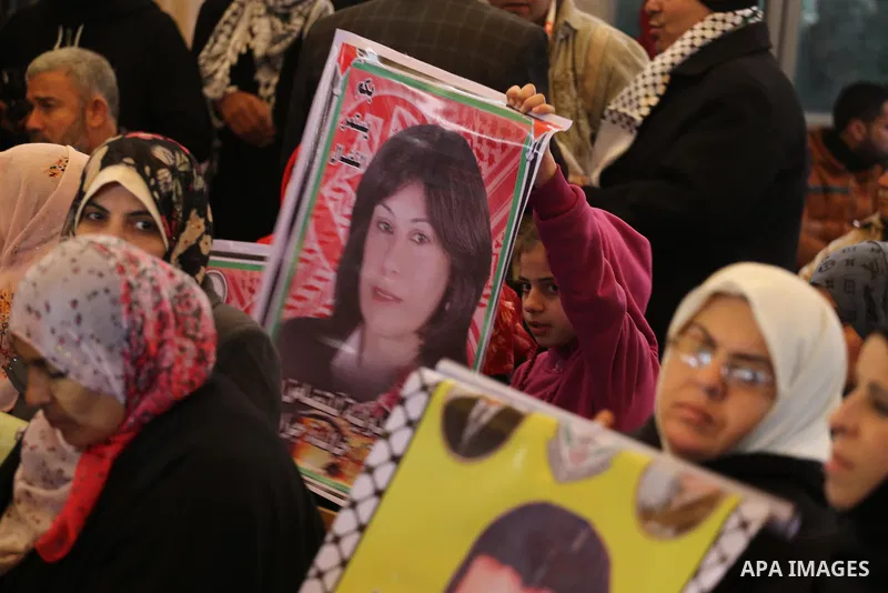 Palestinians take part in a protest demanding release the prisoners in Israeli jails, in front of Red cross office, in Gaza city, on January 18, 2016. Photo by Mohammed Asad