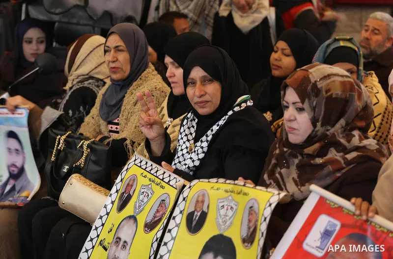 Palestinians take part in a protest demanding release the prisoners in Israeli jails, in front of Red cross office, in Gaza city, on January 18, 2016. Photo by Mohammed Asad